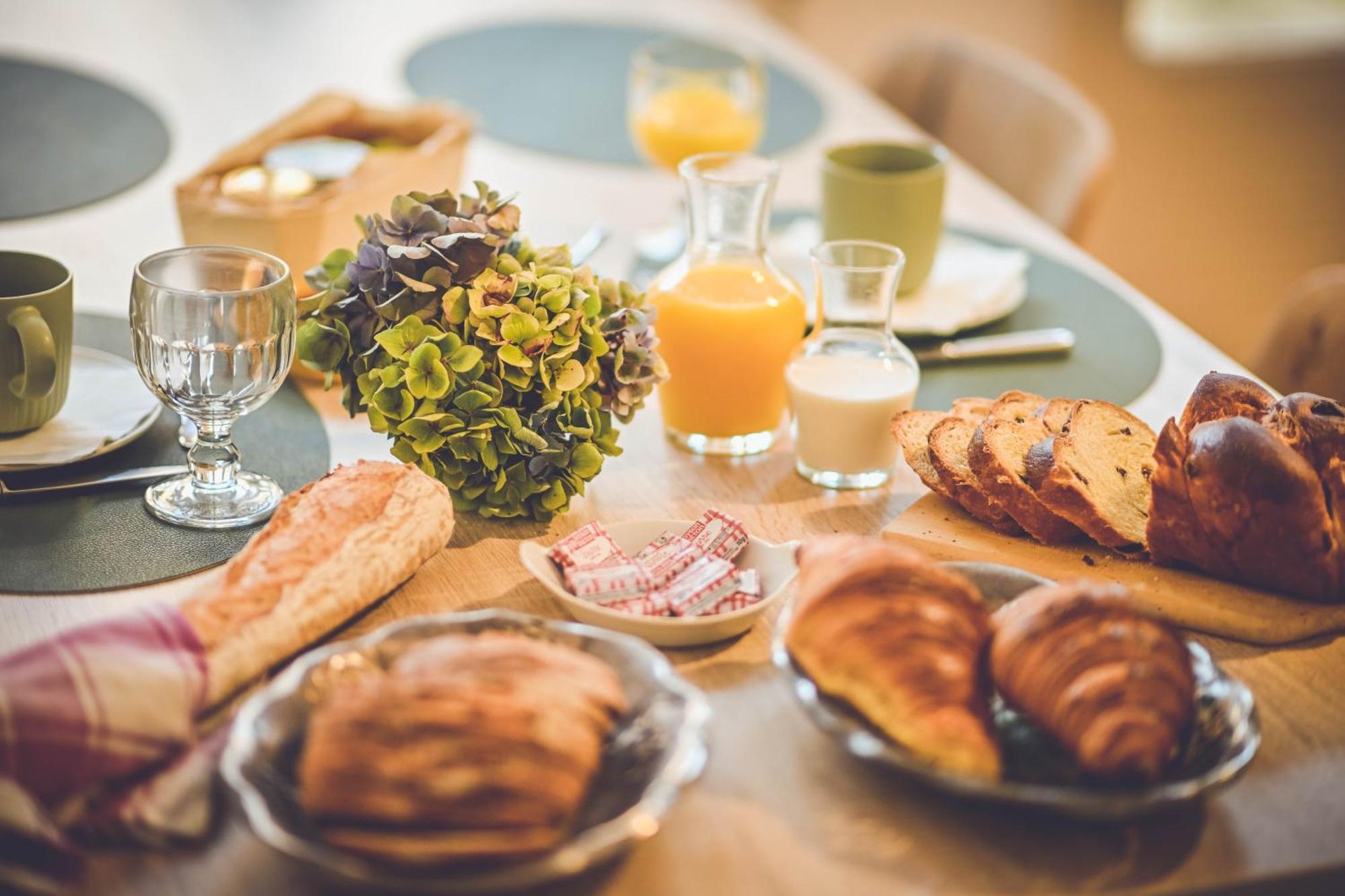 Les Remparts Bed & Breakfast Chateauneuf-du-Faou Ngoại thất bức ảnh